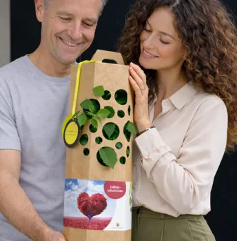 man-und-frau-freuen-sich-ueber-einen-liebesbaum